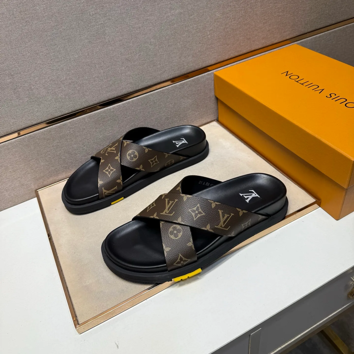 Men's men's shoes 💰pp420 [LV～] Men's casual slippers 2025z cabinet sales simultaneously 🔶Size: 38-44#️⃣ 🔷2 colors🔜The upper is made of multi-material splicing➕Cow leather lining, comfortable and breathable, sole: original comfortable, wear-resistant and non-slip outsole, ⚠️Real shot📱Photographed🎬The real thing is better📢📢📢